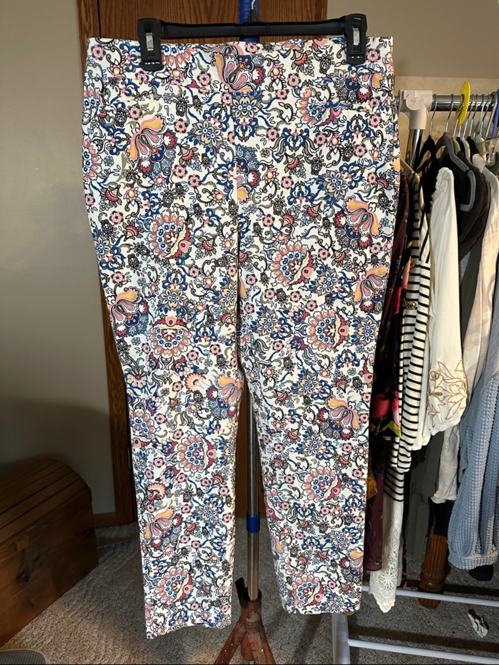 Chico's White Floral Print Slim pants